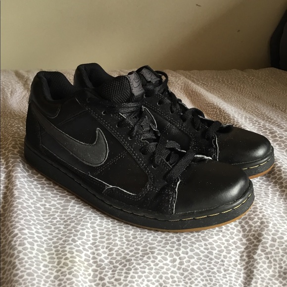 👣👣BLACK NIKES👣👣 ⭐️⭐️FINAL PRICE⭐️⭐️ - Picture 2 of 7